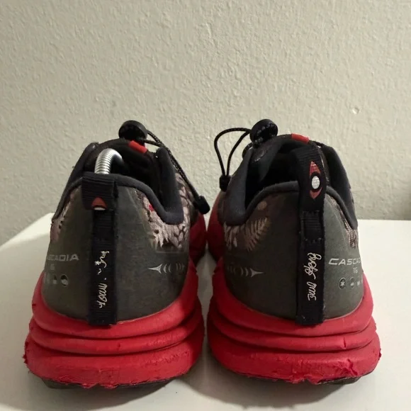 Brooks Cascadia 16 GTX Men's Trail Running Shoes in Black and Pink - Picture 6 of 9